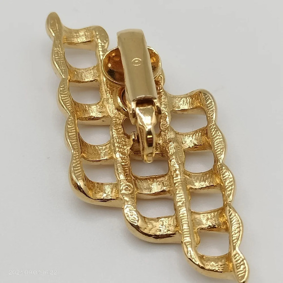 Vintage 80s Gold Tone Post Earrings  Clip On Shell Waffle Lattice Unbranded 1.75 - Picture 9 of 12